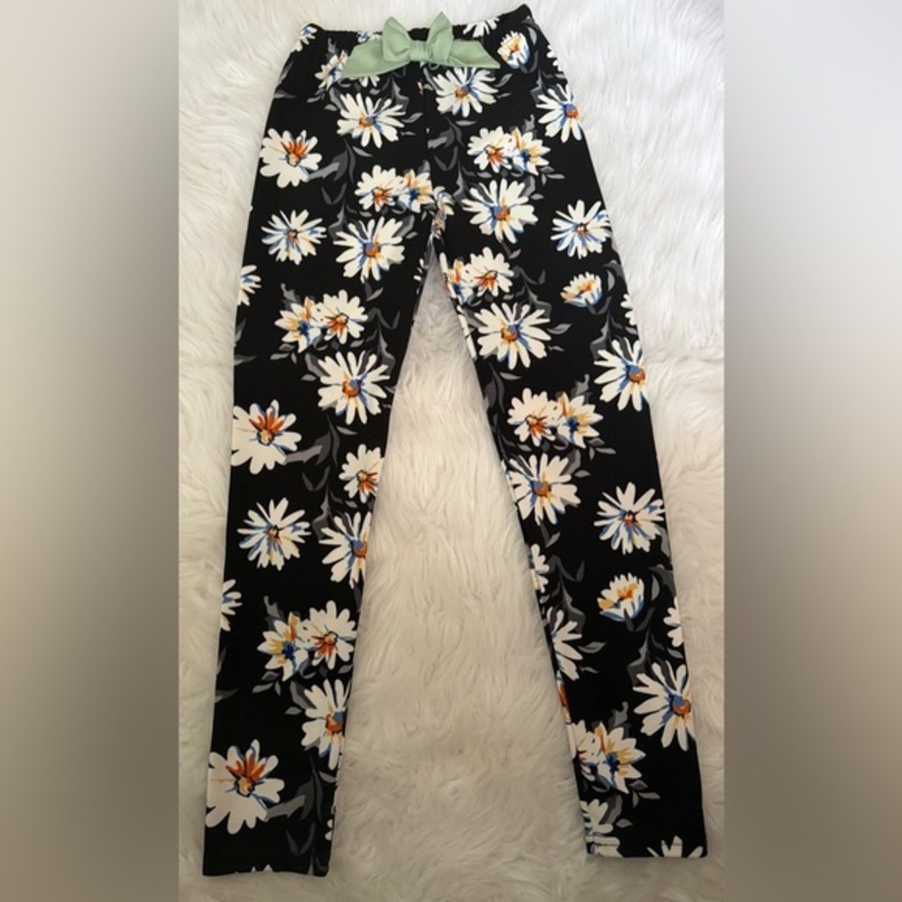 SHEIN Black Leggings with White Daisy Print